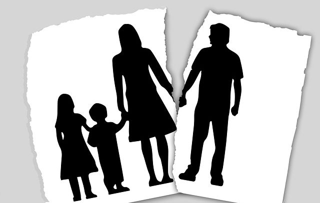 GENITORI SEPARATI, 200 EURO DI MULTA AL GIORNO ALLA MAMMA CHE NON FA VEDERE IL FIGLIO AL PADRE. E CENTO (QUOTIDIANI) AL PADRE  CHE NON PAGA GLI ALIMENTI